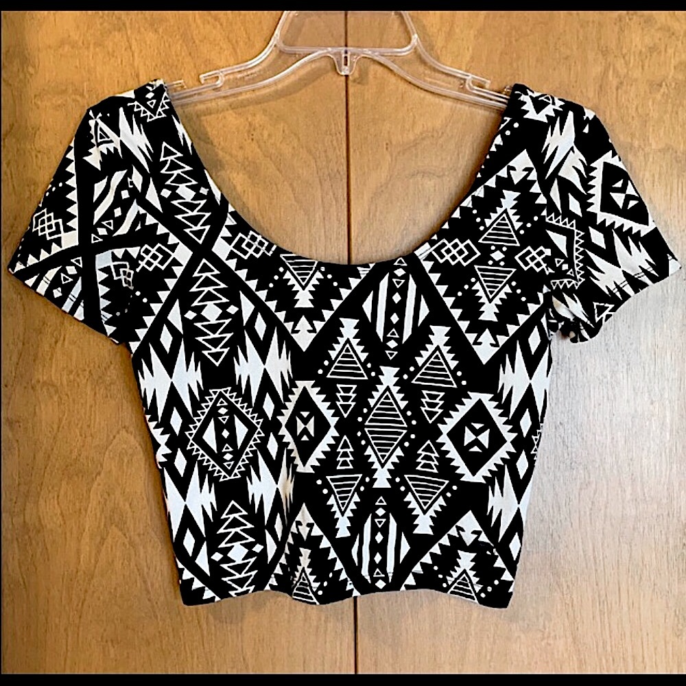 🆕🔥PINK BY VS SUPER CUTE AZTEC CROP SCOOP IN BACK SEXY GORGEOUS PATTERN NWOT! - Picture 2 of 6